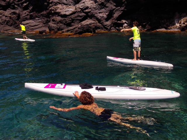 Remando y banandose desde las tablas de sup